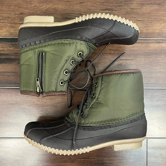 Reposhing, too small. Nine West Alpine Duck Boots - Size 9 - Picture 2 of 9